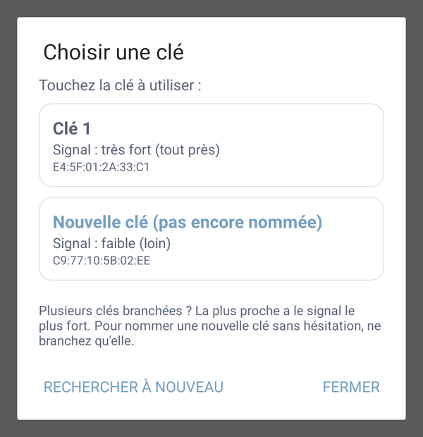 Écran « Choisir une clé » de l'application : deux clés listées, chacune avec la force de son signal et son adresse.